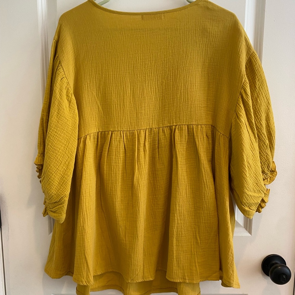 *NWOT* RUFFLE BLOUSE - Picture 4 of 4